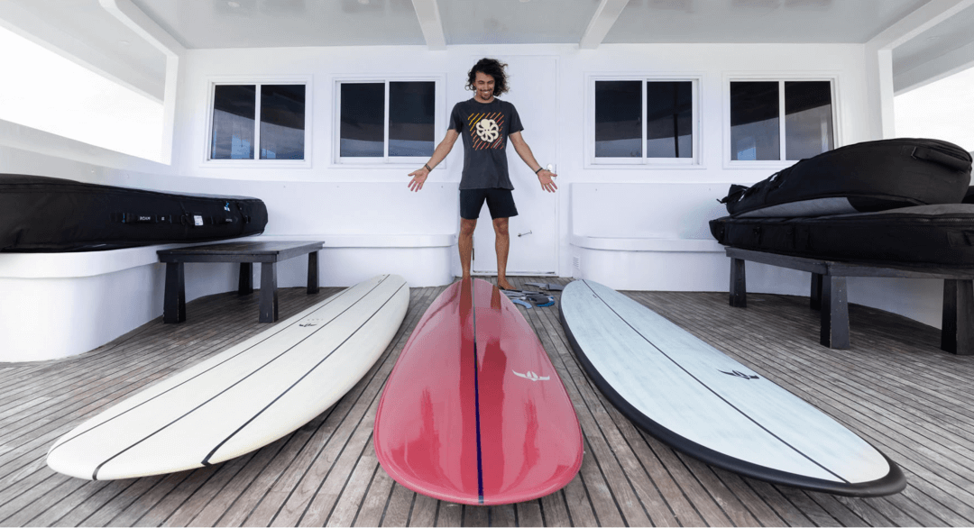 Surfer mit Surfboard Auswahl SURFSHOP Wellenreiten Surf Zubehör online kaufen